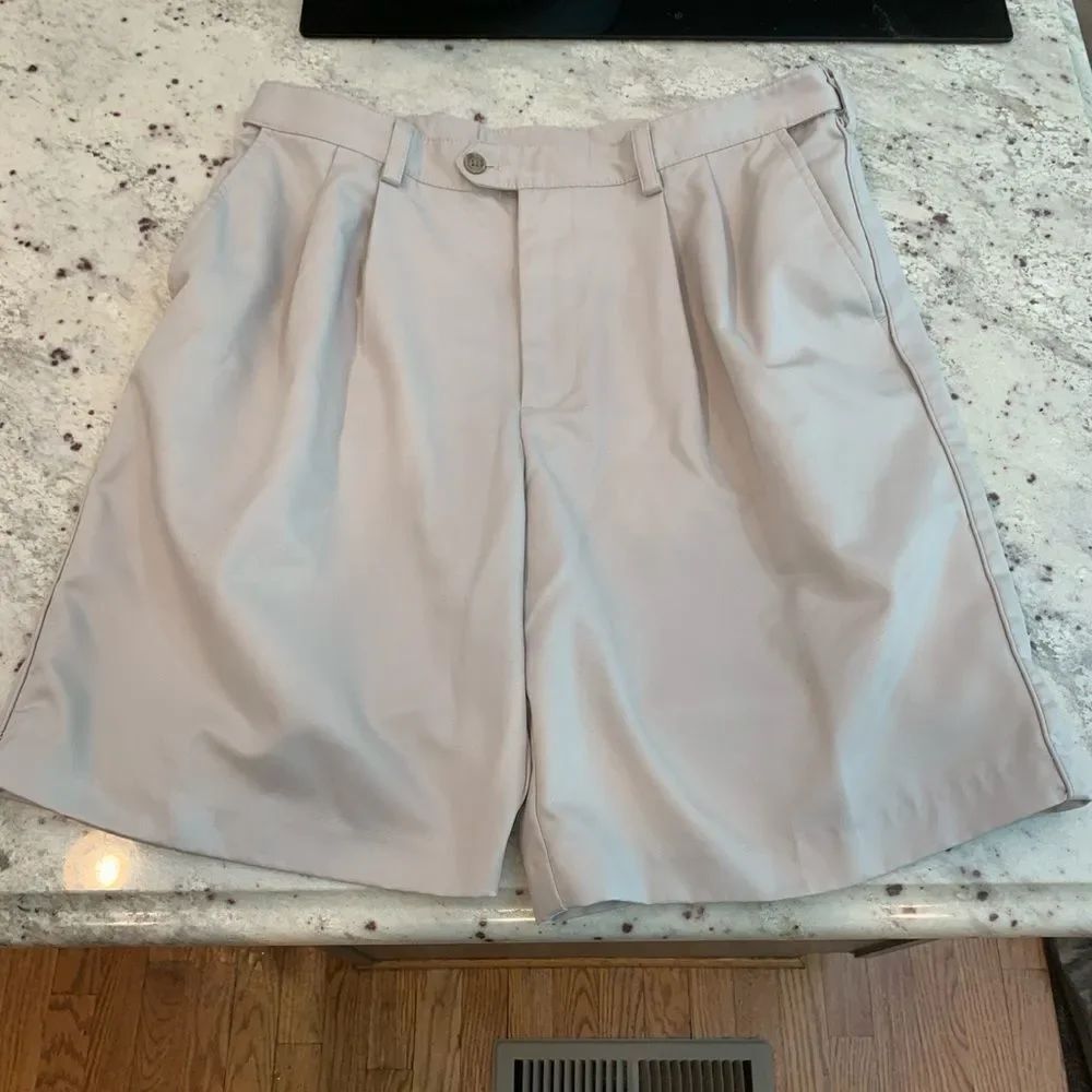 IZOD Pleat Front Khaki Golf Shorts sz 34